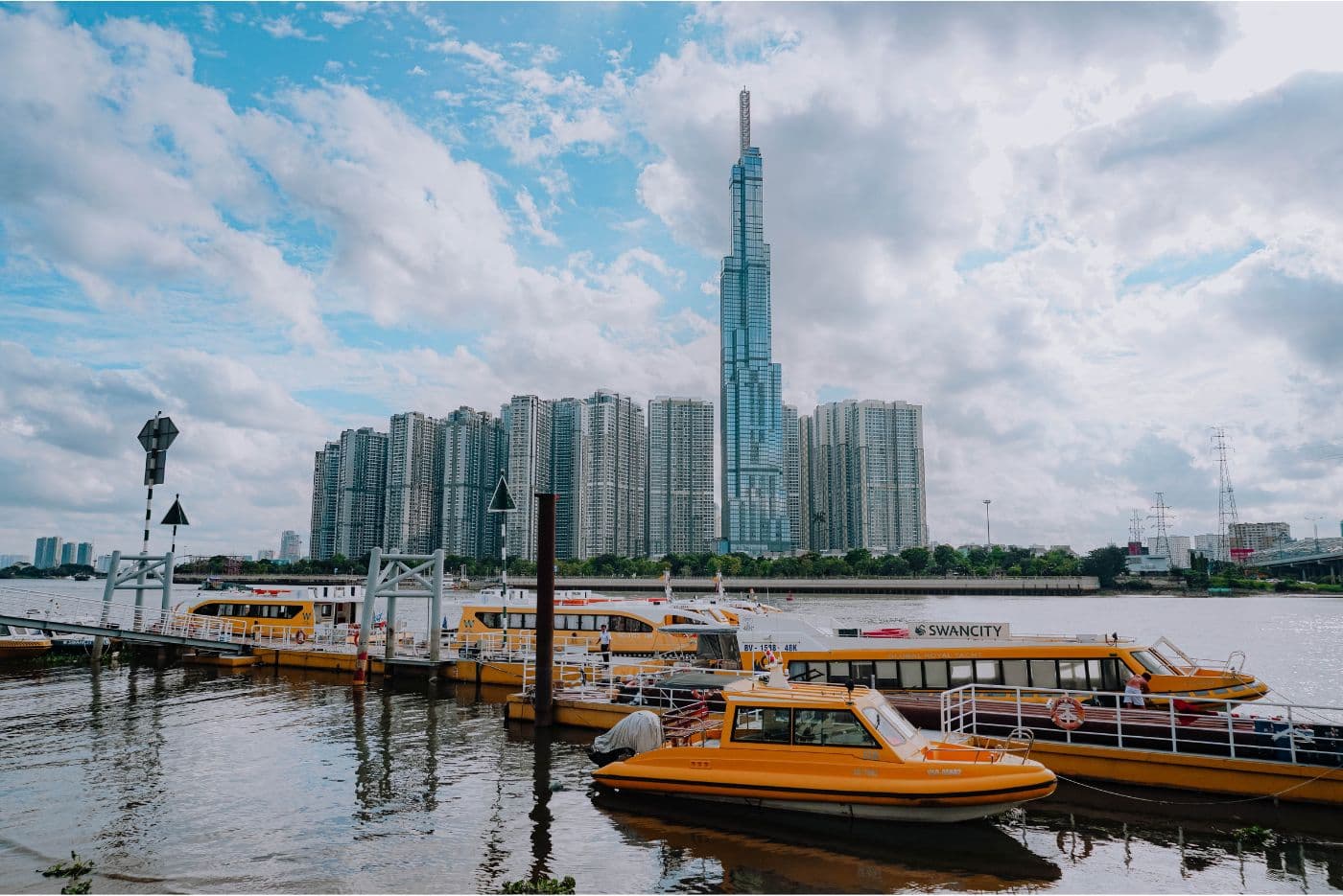 TRẢI NGHIỆM TÀU METRO, XE BUÝT SÔNG, LANDMARK 81 right-1